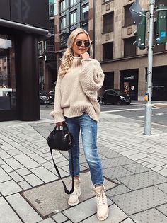 Combat Boot Outfits, Combat Boot Outfit, Navy Coat, Outfit Jeans, Weather Wear, Outfits Winter, Chunky Boots