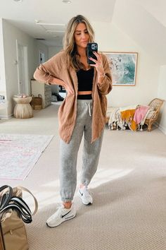 Grey Jogger Sweatpants Outfit, Joggers Sweatpants Outfit, Womens Sweatpants Outfits, Casual Outfits Sweatpants, Winter Sweatpants Outfit, Sweater And Sweatpants Outfits, Grey Sweats Outfit, Grey Sweatpants Outfit, Sweatpant Outfits