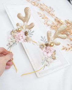 Beautiful reindeer antler flower crown in soft beige, cream and brown. Perfect for photo shoots, Christmas parties, Birthdays or any special occasion.  Made on metal gold headband. Perfect for children over 2.5 years old.  You can choose also aplccation on nylon headband, perfect forchilde's under 2,5 years. If you have any questions, write to me :) Diy Christmas Headband Kids, Fawn Headband, Christmas Headband Diy, Antler Flower, Christmas Headpiece, Deer Headband, Christmas Crown, Christmas Headband Baby, Pretty Headbands