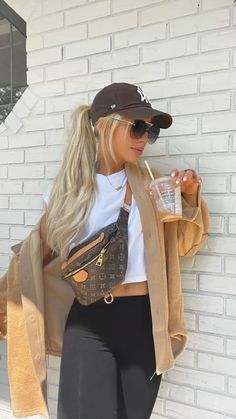 Snapback Women Outfits, Cap And Shorts Outfits For Women, Brown La Hat Outfit, Comfy Hat Outfits, Tan Ball Cap Outfit, Sporty Hat Outfits, Cute Winter/spring Outfits, Ny Ball Cap Outfit, Comfy Baseball Game Outfit