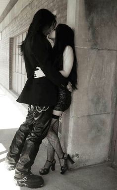 Fete Emo, Cute Emo Couples, Gothic Romance, Romantic Goth, Cute Emo, Mötley Crüe