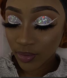 Pink And Silver Makeup Looks Black Women, Christmas Simple Makeup, Makeup Ideas Douyin, Glittery Makeup Looks Black Women, 90 Makeup, Make Up For Black Women, Pink And Sliver Makeup Looks Black Women, Glitter Under Eyes Make Up Black Women, Beabadoobee Makeup