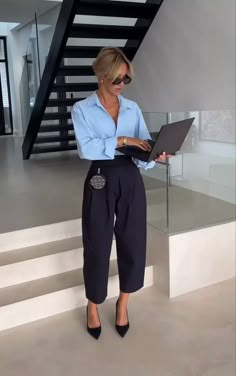 2024 Business Outfits for Women: Chic, Professional & Trendy Styles Corporate Girly, Corporate Girl, Outfit Elegantes, Classy Business Outfits, Summer Office Outfits, Business Professional Outfits, Lawyer Fashion, Office Fits, Corporate Baddie