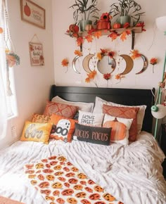 a bedroom decorated for halloween with pumpkins and decorations on the wall above the bed