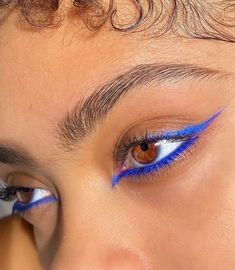 @lavendrcoffee Blue Liner Makeup Look, Fun Eyeliner Looks, Winter Make Up, Occasion Makeup, Indie Makeup