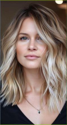 Step into 2024 with confidence and style with 28 haircuts perfect for fine hair. Discover styles that enhance volume and celebrate your hair�s delicate texture. Best Haircuts For Fine Hair, Modern Mullets, Money Pieces, Chubby Face Haircuts, Textured Haircut, New Hair Trends, Low Maintenance Haircut, Tapered Haircut, Edgy Haircuts