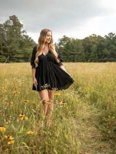 Senior Portrait Outfits, Senior Photoshoot Poses, Caroline Dress, Casual Chic Spring, Senior Photo Poses, Straight Blonde Hair, Mini Skirt Dress, Instagram Dress, Senior Picture Outfits