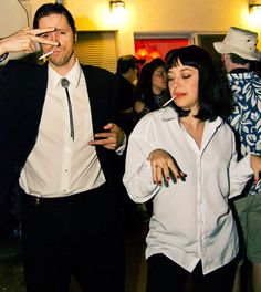 Recomendaciones para llevar el mejor disfraz en pareja. #Halloween #disfraces #terror #costume Pulp Fiction Halloween Costume Couple, Pulp Fiction Couple Costume, Last Minute Couples Costumes, Halloween Costume Couple, Diy Couples Costumes