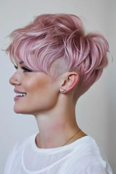 Pink Pixie Cut: 33+ charmante Styles für einen frechen Look - hairtastic.de Colorful Pixie Cut, Pink Pixie Hair, Bleached Pixie, Bobs With Undercut, Pastel Pixie Hair, Pink Pixie Cut, Women's Mullet, Pink Hair Short, Short Pixie Haircuts For Women