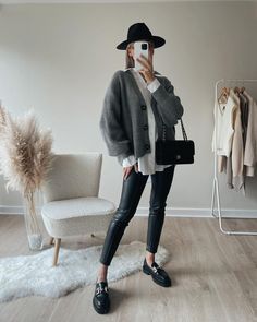 Leather Pants Outfit Night Going Out, Leather Pants Outfit Night, Faux Leather Pants Outfit, Faux Leather Leggings Outfit, Lederhosen Outfit, Leather Leggings Outfit, Look Legging, Leather Pants Outfit, Stylish Work Outfits