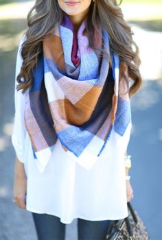 #fall #fashion / plaid scarf Oversized Collared Shirt, Style A Scarf, Stylish Picture, Seattle Style, White Collared Shirt, Traje Casual, Blanket Scarf, Komplette Outfits, Collared Shirt