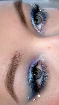 Blue Eyes Blue Makeup, Cute Blue Eye Makeup, Blue Makeup Blue Eyes, Blue Makeup Glitter, Ocean Eye Makeup, Sea Makeup Looks, Sea Inspired Makeup, Silver Glitter Makeup Looks