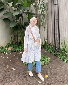 Midi dress dan celana jeans/pinterest.com Tunik Hijab Style Casual, Tunik Hijab Style, Muslimah Fashion Casual