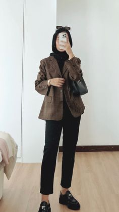 Office Attire Women Casual, Uniqlo Women Outfit, Office Wear Outfit, Outfit Ngampus, Office Attire Women, Hijab Fashion Summer, Hijab Simple, Casual Office Wear