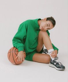 Vogue Sport Editorial, Athletic Editorial Fashion, Sporty Photoshoot Ideas Studio, Nike Photoshoot Women, Alo Photoshoot, Sports Photoshoot Ideas, Sports Wear Photoshoot, Nike Editorial Photography, Basketball Photoshoot Ideas