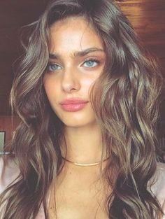 Taylor Marie Hill ♥ I love the way she has natural eyebrows Also 2017's new trend is to have natural eyebrows but Taylor is wayyy ahead of the game Medium Long Haircuts, Taylor Marie Hill, Natural Eyebrows, Taylor Hill, Foto Poses, Victoria Secret Angels, Long Hair Cuts, Beauty Inspiration, Hair Goals