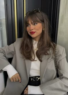 Fall Hair Curtain Bangs, Trending Hairstyles With Bangs, Fall 2024 Hairstyle Trends, Brunette Hair Outfits, Fall Bangs Hair, Haircuts Trends 2024, Brunette Hair Bangs, French Brown Hair, Hair Trends Fall 2024