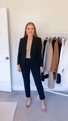 Black Blazer Outfit Work, Black Blazer Business Casual, Style A Black Blazer, Blazer Outfits For Women Classy, Office Wear Outfit, Black Blazer Style, Stylish Business Outfits, Black Work Dresses, Black Blazer Outfit