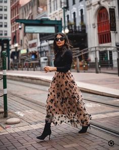 Elegant Midi Skirt, Maxi Skirt Outfits, Skirts With Boots, Outfit Trends, Skirt Outfits, Modest Fashion