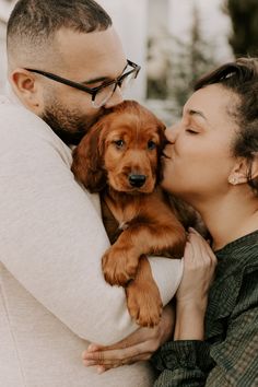 Puppy photoshoot Family Picture With Puppy, Dog Photoshoot With Couple, New Puppy Family Photoshoot, Puppy Pictures With Owners, Photo Shoot With Puppy, Puppy Photoshoot Ideas Dog Owners, Couple Pictures With Puppy, Puppy Couple Photoshoot