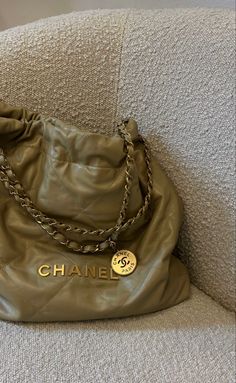 Chanel Shopper, Popular Handbags, Colorful Fashion, Chanel Bag, New Era, Personal Style, Ootd, Bag Lady