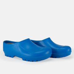 Italian Garden Clogs in Bluebird Birkenstock Clog, Birkenstock Clogs, Clogs Outfit, Garden Clogs, Dopamine Dressing, American Men, Italian Garden, Gardening Outfit, Fisherman Sandals