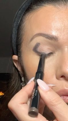 Makeup For Smaller Eyes, Makeup For Hooded Eyelids, Makeup Wrinkles, Halo Eyes, Makeup For Small Eyes, Eye Makeup Guide, Makeup Tips Eyeshadow, Hooded Eye Makeup Tutorial, New Makeup Ideas