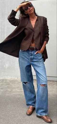 Street Style 2023, Spring Essentials, Streetwear Essentials, Spring Fashion Casual, Style Lookbook, Street Style Edgy, Brown Blazer, Trendy Streetwear, Blazer Jeans