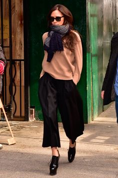 Culottes Outfit, Culotte Style, Casual Chique, Beige Blazer, How To Wear Scarves, Fashion Weeks, Inspired Outfits