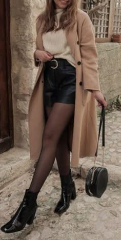 Outfitinspo Style, Black Leather Shorts, Outfit Chic, Fashion Trends Winter, Stil Elegant