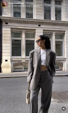 Outfit Con Blazer Gris, Outfit Con Blazer, Content Photoshoot, Chubby Style, Minimalism Clothes, Korean Style Outfits, Royal Outfit, Formal Women, Look Summer