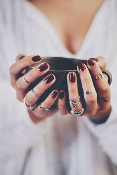 Oxblood Nails, Stile Hippie Chic, Fall Jewelry Trends, Jessica Hische, Dark Nail Polish, Unghie Nail Art, Nagellack Trends, Bohol, Dark Nails