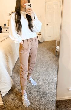 Athleisure Pants Women, Feminine Jogger Outfit, Outfits For Athletic Women, Beige Athletic Outfit, Casual Sporty Work Outfits, Athletic Outfits Work, Outfits With Gray Joggers, Business Casual Athleisure Outfits For Women, Business Casual Outfits Athletic