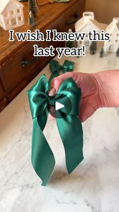 someone is holding a green bow with the words i wish i knew this last year