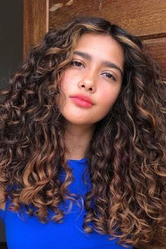 Hair Colour Ideas For Black Curly Hair, Curly Hair With Bayalage, Curly Colored Hair Highlights, Curly Hair Colours Highlights, Front Highlights Curly Hair, Hair Highlights Without Bleach, Partial Highlights For Curly Hair, Straight Curtain Bangs Curly Hair, Money Piece Naturally Curly Hair