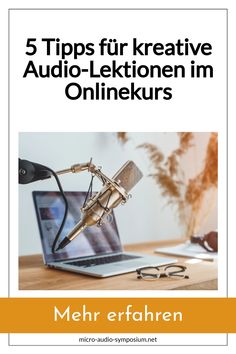 Mikrofon vor einem Laptop auf einem Schreibtisch mit Brauntönen, umgeben von Pflanzen. Pinterest Manager, Content Marketing, Online Marketing, Audio, Marketing