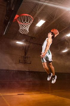 Senior high school basketball photography. Player is dunking a basketball in the school gym. Senior Basketball Photography, Golf Senior Pictures, Senior Sports Photography, Basketball Pictures Poses, Workout Photoshoot, Basketball Senior Pictures, Cute Senior Pictures, Senior Photos Boys, Photo Classic