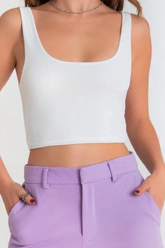 Top básico corto de fit ajustado, sin mangas, escote redondo frontal y posterior. Tallas y medidas · La modelo lleva una talla XS · Altura del modelo: 1.63 mts. Composición 92% Poliéster 8% Elastano Color Ivory