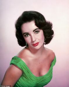 British-born American actress Elizabeth Taylor pictured in circa 1955. She died in 2011 Hair Old Hollywood, Elizabeth Taylor Eyes, Edward Wilding, Elizabeth Taylor Cleopatra, Star Portrait, Holly Wood, Celebrity Bodies, Short Dark Hair, Hollywood Costume