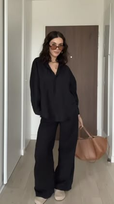 Street Buisness Casual, Formal Work Dinner Outfit, Office Gen Z Outfit, All Black Summer Work Outfits, Oversized Shirt Winter Outfit, Solid Black Outfits, Cozy Birthday Outfits, Black Work Outfits Women Casual, Black Dress Pant Outfit