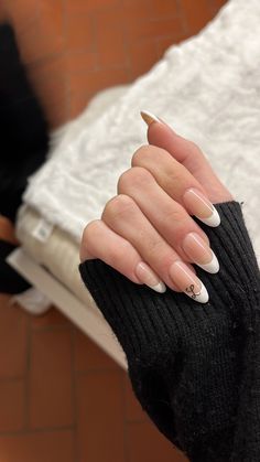 French Tip Nails With Letter On Ring Finger, Letter I Initial Nails, French Manicure With Initial, French Tip Nails With Letter Design, Letter L Nail Design, Cursive Initial Nails, Nail Art With Letters, Letter F On Nails, Almond French Tip With Initial