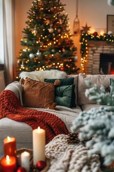 #homedecor, #interiordesign, #homedesign, #decor inspiration Living Room With Christmas Decor, Orange Couch Christmas Decor, Autumn Christmas Decor, Christmas Home Styling, Christmas Aesthetic Room Ideas, Christmas Home Decor Ideas Living Room, Cozy Christmas Decorations, Jul Decoration, Christmas Couch Decor