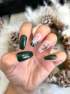 Holly On Nails, Holly Nails Christmas, Holly Christmas Nails, Xmas Nails Green, Pre Christmas Nails, Holly Nail Art, Holly Nails, Goth Xmas, Nail Christmas