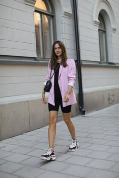 Pink Blazer Outfit, Blazer Rose, Blazer Outfits Casual, Sneaker Trend, Biker Shorts Outfit, Evening Style, Walking Down The Street, Sneakers Fashion Outfits, Coat Outfit