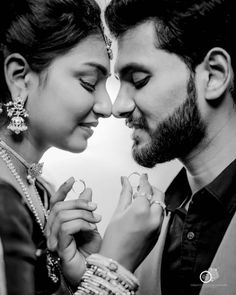 Best engagement photoshoot poses with rings / ring ceremony photoshoot poses Engagement Photoshoot Poses, Marriage Poses, Couple Pose Ideas, Engagement Shoots Poses