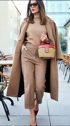 Camel Color Outfits, Classy Airport Outfit, Brown Coat Outfit, Midi Top, Fall Outfits 2023, Business Attire Women, Coat Women Fashion, Monochrome Outfit, Outfits 2023