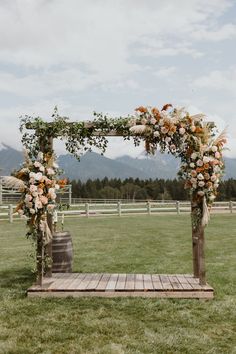 Rustic wedding in Montana Rustic Arch, Fall Mountain Wedding, Boho Wedding Colors, Summer Wedding Ceremony, Rusting Wedding, Fall Wedding Ceremony, Neutral Wedding Flowers, Wedding Archway