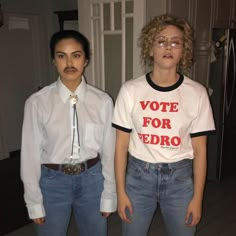 Camila Mendes And Lili Reinhart, Riverdale Halloween Costumes, Celebrity Costumes, Best Celebrity Halloween Costumes, Camilla Mendes, Riverdale Funny, Riverdale Memes, Bff Halloween Costumes, Napoleon Dynamite