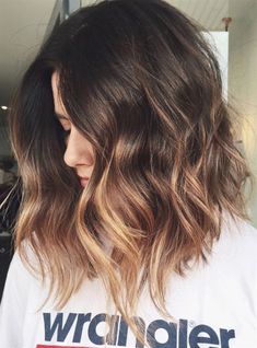 Ombre blonde hair color for brunettes with short hair #hairstyles #ombrehair #haircolor #OmbreShortHair Ombre Hair Color For Brunettes, Best Ombre Hair, Brown Ombre Hair, Ombre Hair Blonde, Fall Hair Color For Brunettes, Brunette Color, Short Hair Balayage, Trendy Hair Color