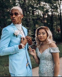 Prom Outfits For Guys, Suit Prom, Prom Suits For Men, Tupac Pictures, Prom Couples, Prom Tuxedo, Fancy Suit, Prom Girl Dresses, Prom Dance